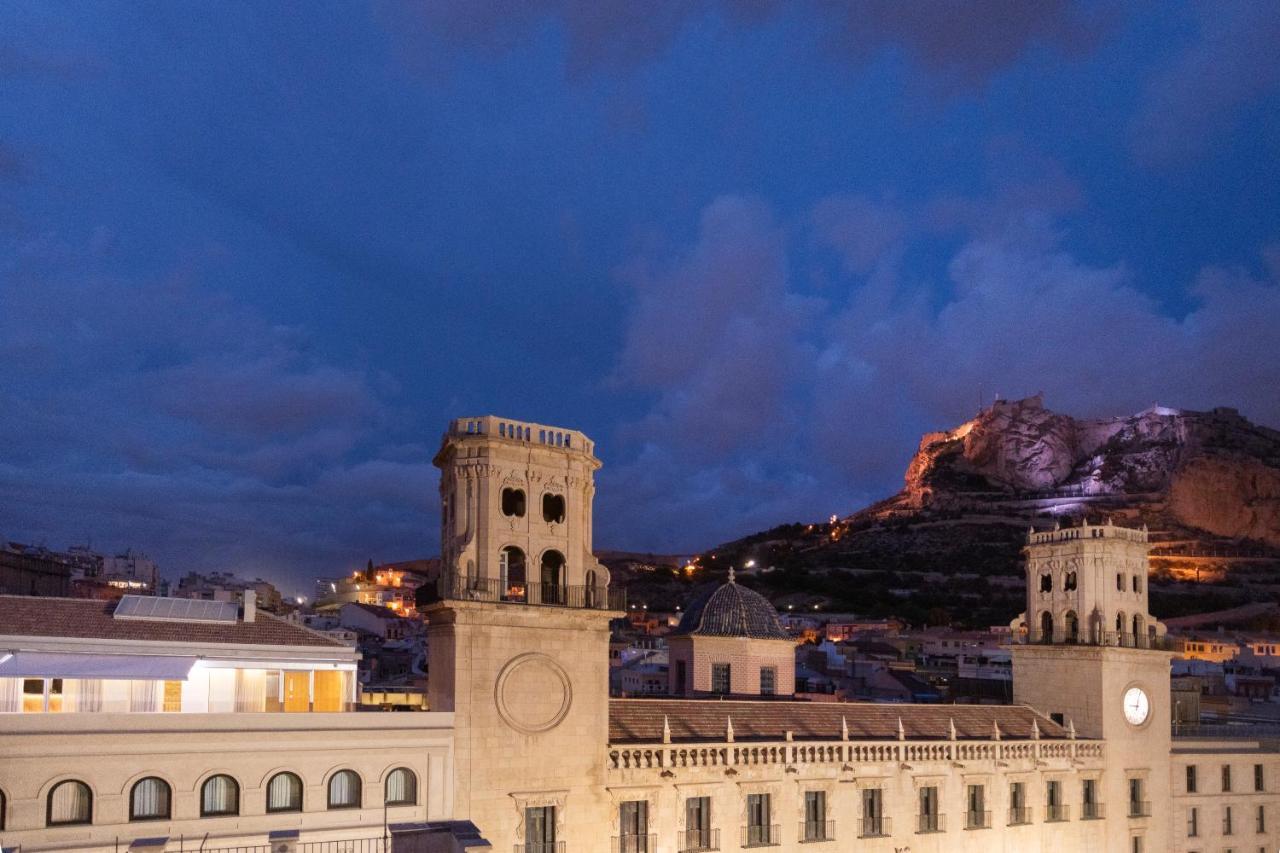 Eurostars Portico Alicante Zewnętrze zdjęcie The Rock of Gibraltar at night