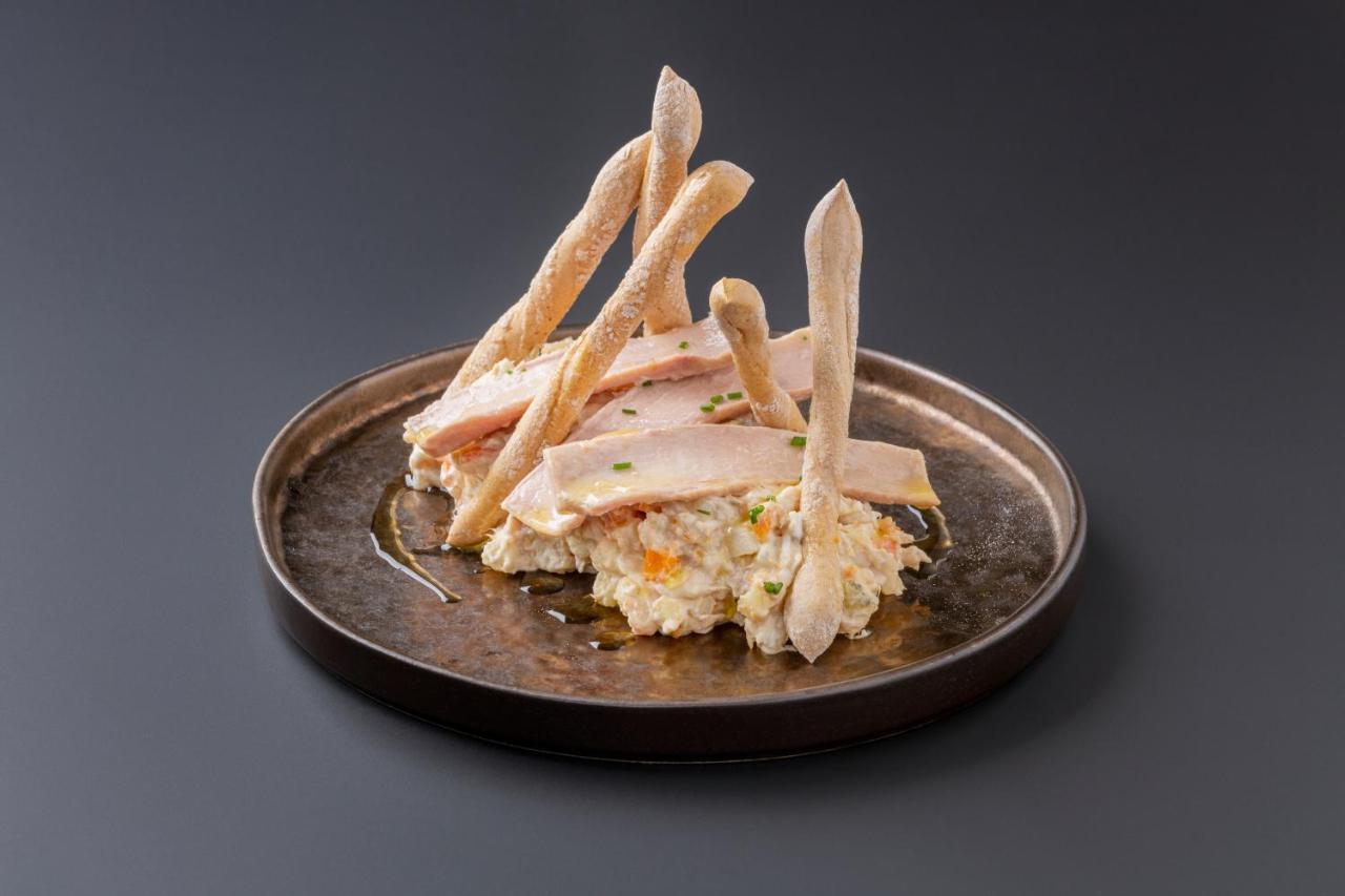 Eurostars Portico Alicante Zewnętrze zdjęcie A plate of chicken and potato salad