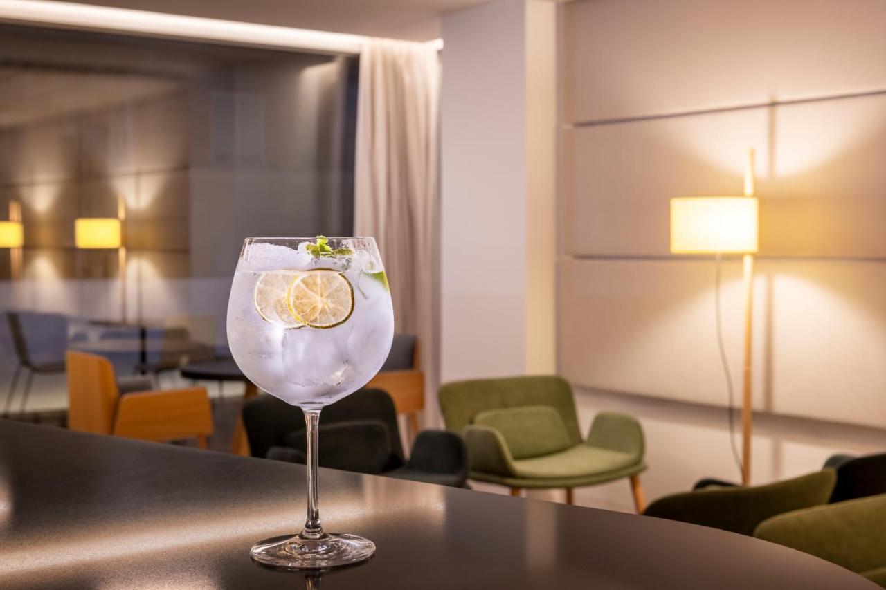 Eurostars Portico Alicante Zewnętrze zdjęcie A glass of G'Vine Floraison with tonic water